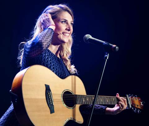 Laura Laune, Belgische komiek en muzikant