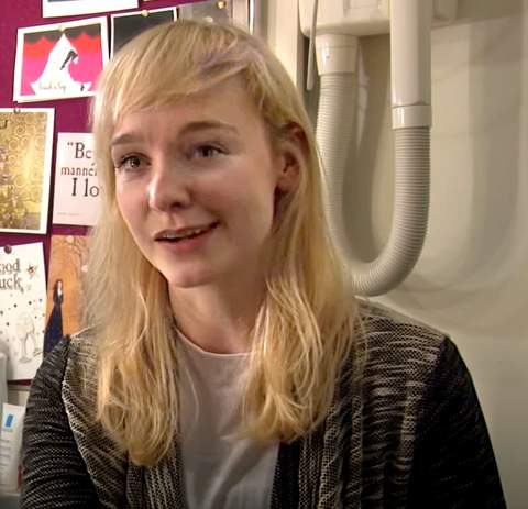Olivia Vinall, Engelse actrice, poseert vriendelijk