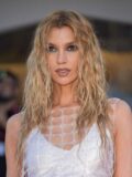 Stella Maxwell, Britse en Ierse model, poseert elegant