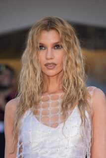 Stella Maxwell, Britse en Ierse model, poseert elegant