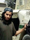 Abdelhamid Abaaoud met de vlag van Islamitische Staat