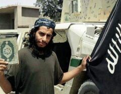 Abdelhamid Abaaoud met de vlag van Islamitische Staat