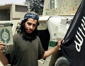 Abdelhamid Abaaoud met de vlag van Islamitische Staat
