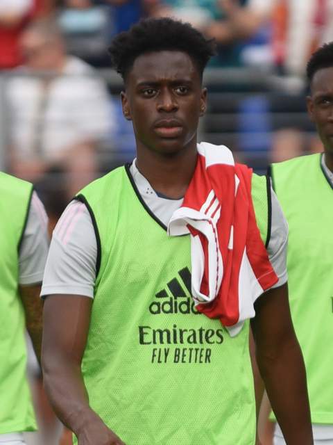 Sambi Lokonga speelt voor Arsenal in 2022