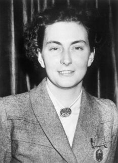 Andrée De Jongh na ontvangst van de George Medal in 1946