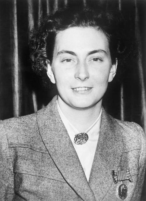 Andrée De Jongh na ontvangst van de George Medal in 1946