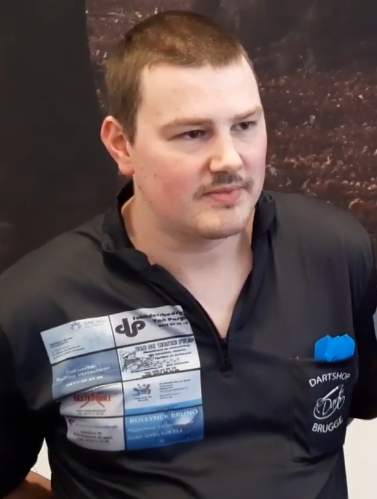 Andy Baetens tijdens een dartstoernooi in 2022
