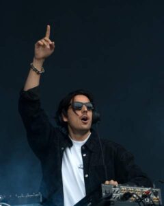 Apashe optreedt live op een festival in 2023