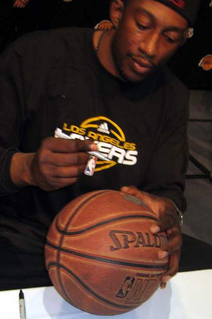 Mbenga tijdens een wedstrijd met de Lakers in 2010