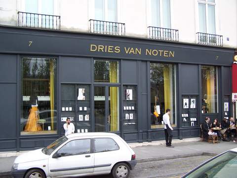 Vooraanzicht van Dries Van Noten boetiek in Parijs