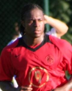 Émile Mpenza tijdens een voetbalwedstrijd in 2010