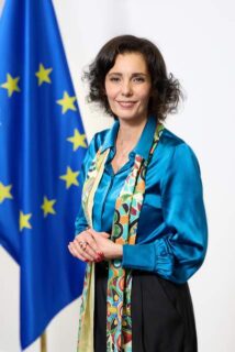 Officieel portret van Hadja Lahbib in 2024