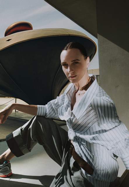 Hannelore Knuts poseert als model in een stijlvolle fotoshoot