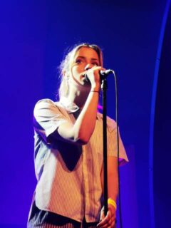Iliona zingt en speelt piano op Francofolies 2022