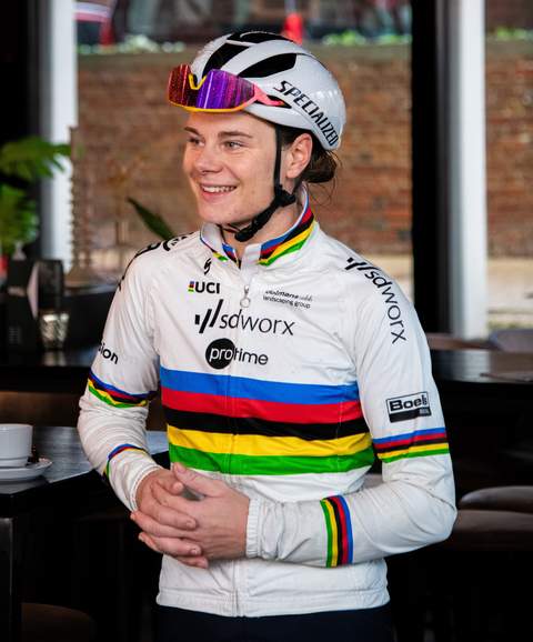 Lotte Kopecky poseert in het wereldkampioenentrui 2023