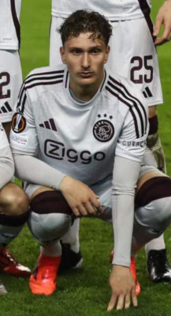 Mika Godts speelt voor Ajax in 2024
