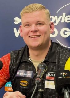 Mike De Decker tijdens een dartwedstrijd in 2024