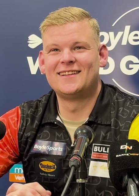 Mike De Decker tijdens een dartwedstrijd in 2024