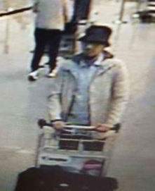 Beeld uit CCTV van Mohamed Abrini op Brussels Airport