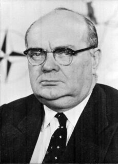 Portret van Paul-Henri Spaak in 1957