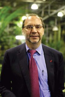 Peter Piot poseert als wetenschapper in 2006