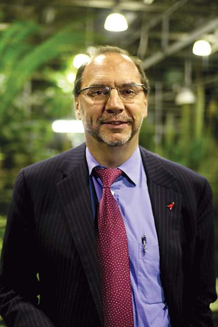 Peter Piot poseert als wetenschapper in 2006