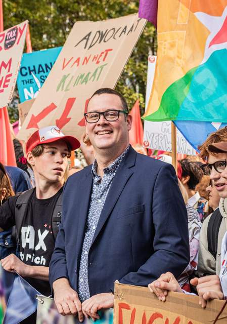 Raoul Hedebouw met jonge PTB-activisten in 2021