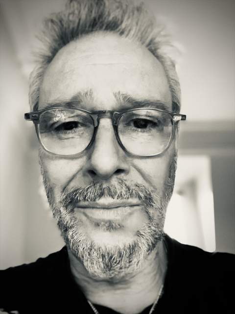 Rick Allison neemt een informele selfie