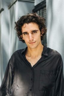 Tamino tijdens een liveoptreden in 2023