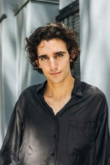 Tamino tijdens een liveoptreden in 2023