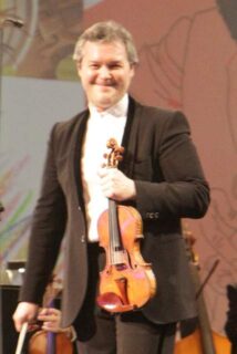 Vadim Repin speelt viool tijdens een optreden in 2011
