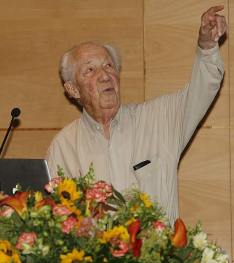Christian de Duve geeft lezing over eukaryote cel in 2012