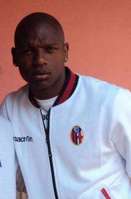 Gaby Mudingayi als speler van Bologna in 2011