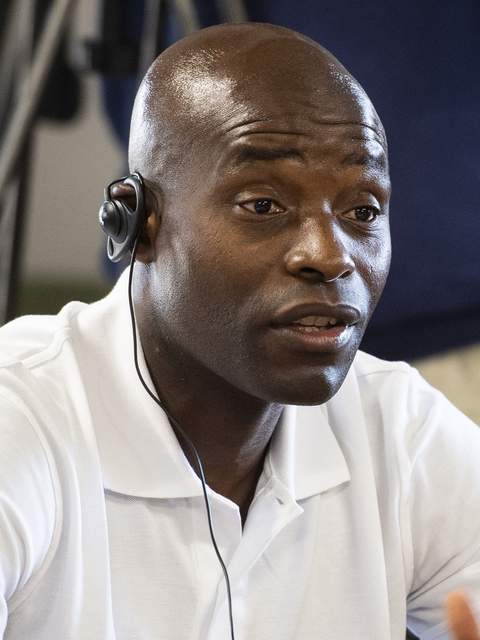 Mbo Mpenza in actie op het voetbalveld