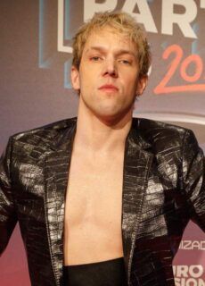 Mustii poseert als acteur in 2024