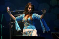 Natacha Atlas tijdens een liveoptreden in 2008
