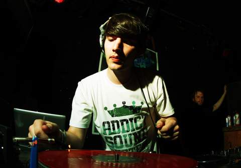 Netsky aan het draaien tijdens een optreden in 2008