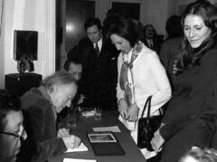 Paul Delvaux signeert handtekeningen in 1972