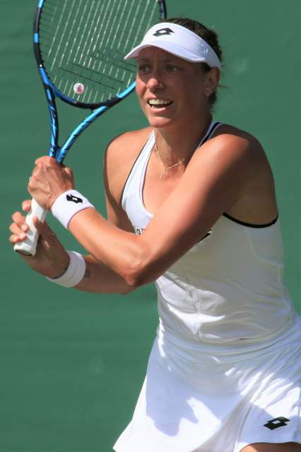 Yanina Wickmayer in actie tijdens Wimbledon 2022