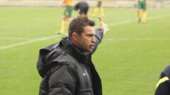 Paul Okon als coach van Young Socceroos in 2013
