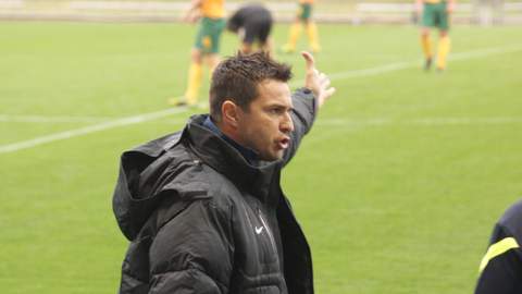 Paul Okon als coach van Young Socceroos in 2013