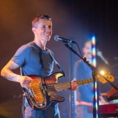 Sam Bettens speelt gitaar tijdens een optreden in 2021