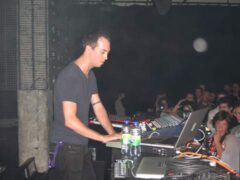 Tim Hecker tijdens een live elektronische uitvoering