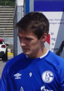 Benito Raman in action for Schalke 04 in 2019