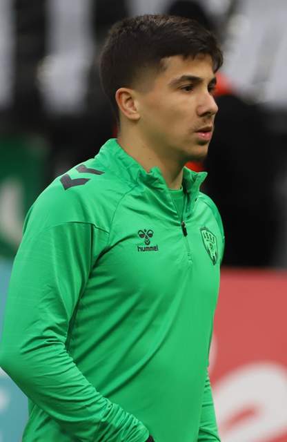 Benjamin Bouchouari tijdens een voetbalwedstrijd in december 2024