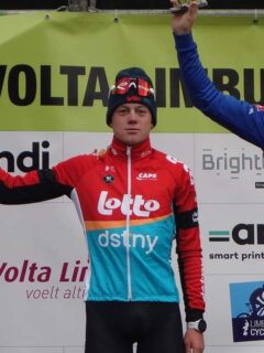 Maxim Van Gils op het podium van Volta Limburg Classic 2023