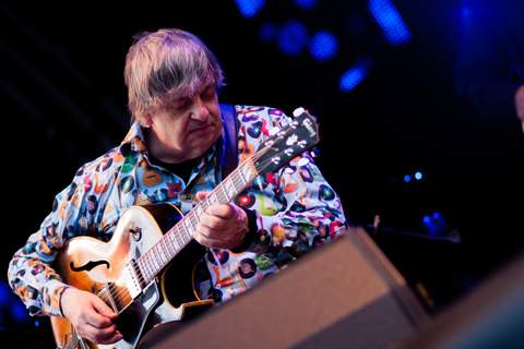 Philip Catherine speelt gitaar tijdens Jazz Marathon 2012