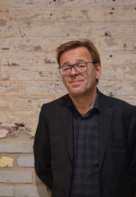 Wim Delvoye tijdens tentoonstelling in Charleroi, 2015