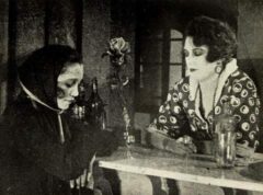 Ève Francis en Solange Sicard in film uit 1921