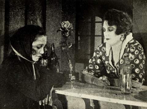 Ève Francis en Solange Sicard in film uit 1921